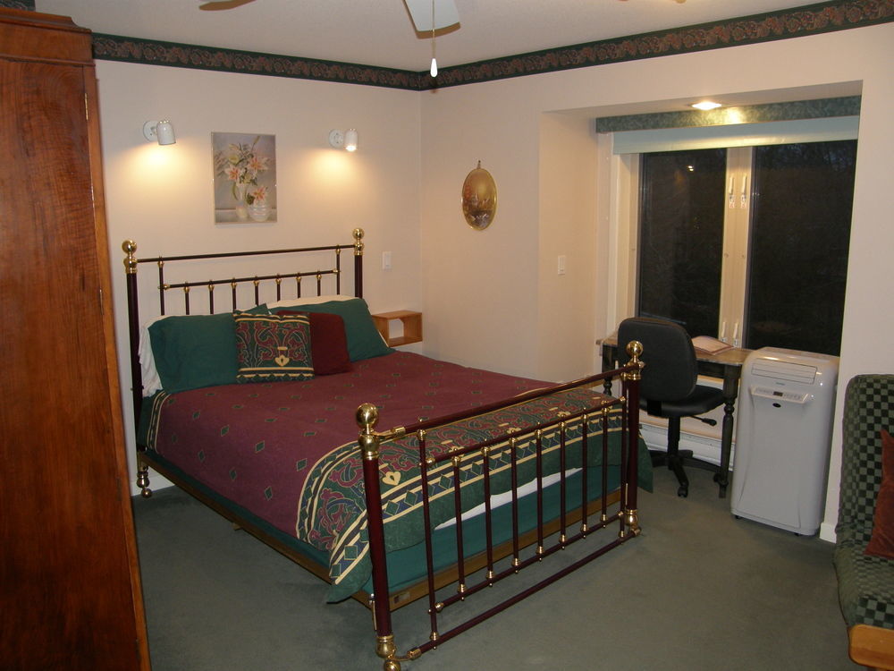 פורט אלברני Cedar Wood Lodge Bed & Breakfast Inn מראה חיצוני תמונה
